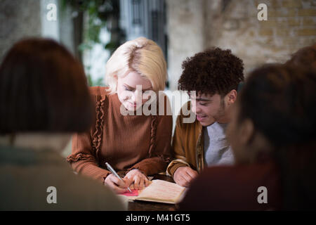 Un gruppo di giovani imprenditori che lavorano insieme Foto Stock