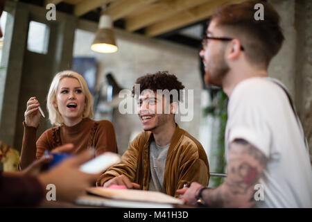 Un gruppo di giovani imprenditori in una riunione Foto Stock
