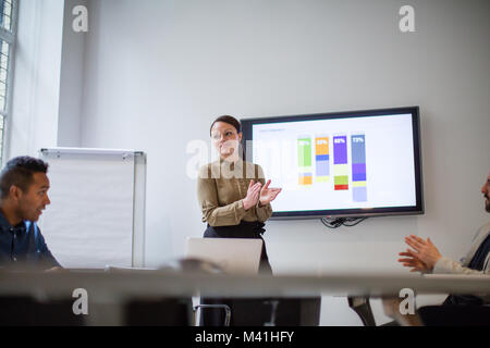 Femmina executive business applaudire le prestazioni dei team Foto Stock