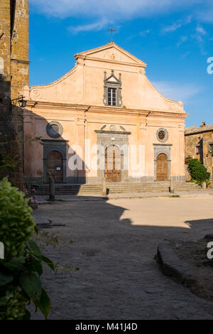 Civita di Bagnoregio, Viterbo, Lazio, Italia Centrale, Europa. La piazza principale e la sua Chiesa. Foto Stock