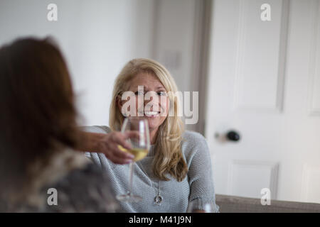 Femmina matura amici avente un bicchiere di vino Foto Stock