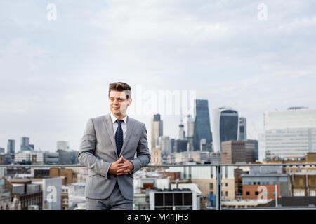 Imprenditore con Londra dello skyline della città Foto Stock