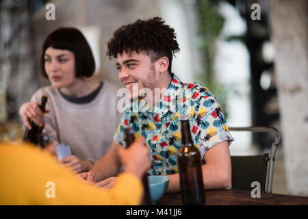 Gruppo di amici a giocare a carte insieme Foto Stock