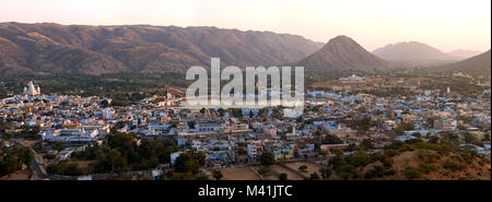 India Rajasthan, Pushkar, la città santa intorno i ghats e lago sacro Foto Stock