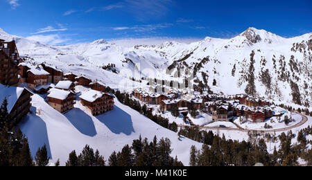 Francia, Savoie, Les Arcs 1950, Les Arc 2000 sulla sinistra e l' Aiguille Grive (3732 m) sullo sfondo Foto Stock