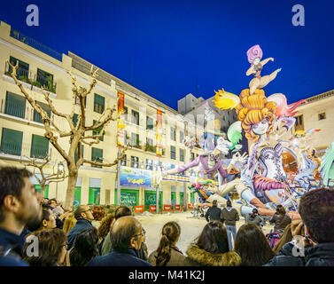 VALENCIA, Spagna - 15 Marzo 2015: folla osservare El Pilar Falla in Valencia al tramonto, il Fallas è una celebrazione tipica in cui i monumenti sono costruiti per essere bruciati in Valencia, Spagna Foto Stock