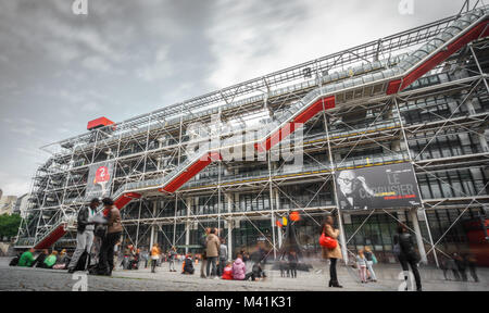 Parigi - 15 Maggio: lunga esposizione della facciata del Centro Georges Pompidou il 15 maggio 2015 a Parigi, Francia. Il centro è uno dei più famosi musei di arte moderna in tutto il mondo Foto Stock