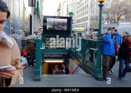 Una scena di strada nei pressi di una stazione della metropolitana su Union Square 14th st a Manhattan Foto Stock