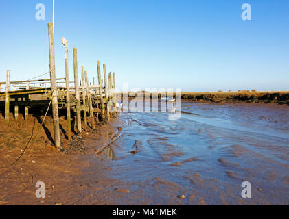 Una vista di quay voci e un ruscello con la bassa marea sulla Costa North Norfolk a Morston, Norfolk, Inghilterra, Regno Unito, Europa. Foto Stock