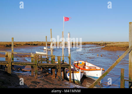 Una vista delle barche per escursioni di tenuta al punto Blakeney ormeggiata in creek in North Norfolk a Morston, Norfolk, Inghilterra, Regno Unito, Europa. Foto Stock