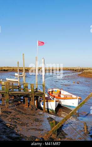 Una vista delle barche per escursioni di tenuta al punto Blakeney ormeggiata in creek in North Norfolk a Morston, Norfolk, Inghilterra, Regno Unito, Europa. Foto Stock