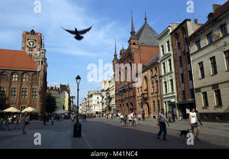 Polonia, Kujavia-Pomerania, città di Torun, la town hall' s clock e la Meissner palazzo su piazza del mercato nella città vecchia Foto Stock