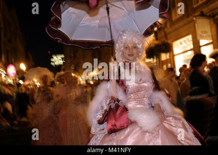 Canada Quebec, Nuova Francia celebrazioni in Quebec City, una delle sfilate di notte, una giovane donna mascherata Foto Stock