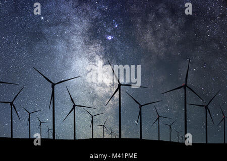 Cielo notturno su Wind Farm. Energia e natura cielo notturno. Foto Stock