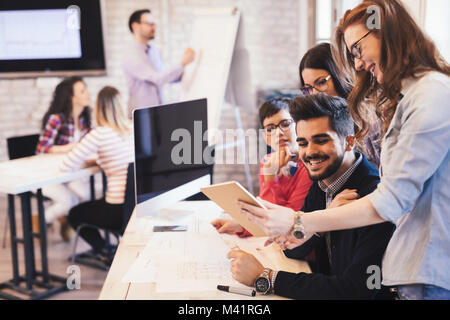 Foto di giovani architetti discutendo in ufficio Foto Stock