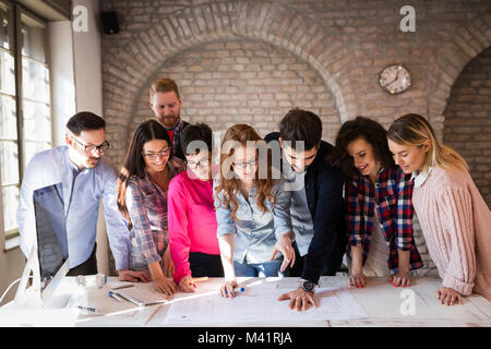 Foto di giovani architetti discutendo in ufficio Foto Stock
