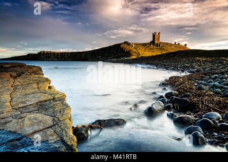 Una fotografia del castello di Dunstanburgh in Northumberland. Foto Stock