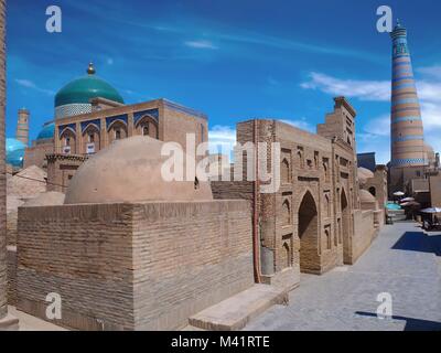 Angolo vista della vecchia città di Khiva. Cupole e minareti e moschee sotto blu perfetto Foto Stock