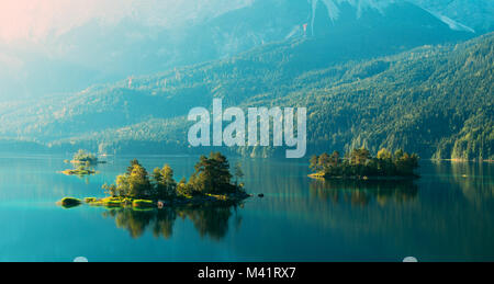 Fantastico tramonto sul lago di montagna Eibsee Foto Stock