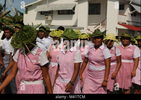 Sfilata Tuvaluans attraverso Funafuti durante l annuale Giornata Independance celebrazioni Foto Stock