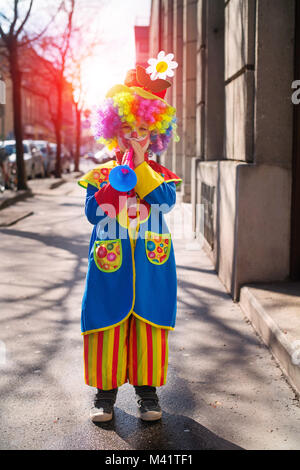 Little Boy vestito come un clown. Foto Stock