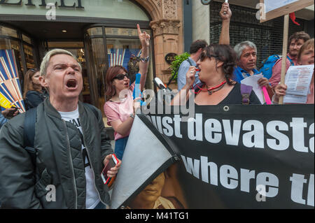 La guerra di classe è venuto alla festa a tema per protestare per la reintegrazione del 'Sotheby's 4' , i lavoratori licenziati per protestare con pistole ad acqua e il Lucy Parson banner "Dobbiamo devastare i viali dove i ricchi vivono.". Foto Stock