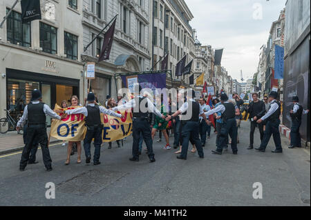 Fermo di polizia i manifestanti hanno nuovamente come arrivano indietro di fronte Sotheby's, costringendoli torna sul marciapiede. Foto Stock