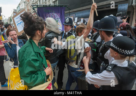 Fermo di polizia i manifestanti hanno nuovamente come arrivano indietro di fronte Sotheby's, costringendoli torna sul marciapiede. Alcune sono state gestite abbastanza grossolanamente. Foto Stock