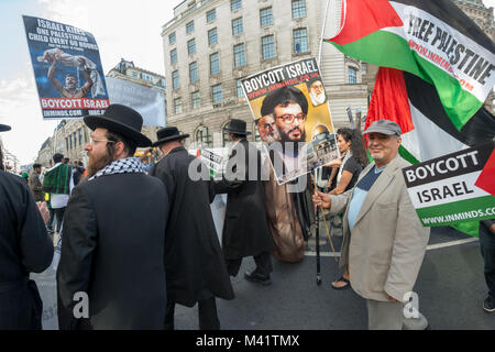 La linea di anti-sionista Neturei Karta ebrei e musulmani chierici, a fronte di Al Quds giorno marzo è stata seguita da persone che trasportano i cartelli e bandiere. Foto Stock