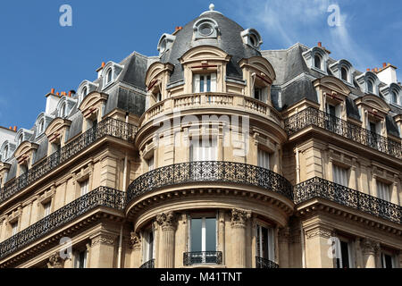 La facciata della casa tipica con balcone nel XVI arrondisement di Parigi. Francia Foto Stock