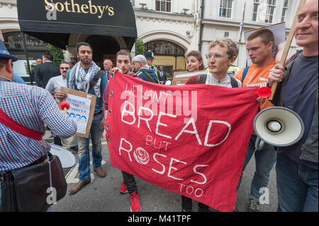 Polizia manifestanti push da Sotheby's in Old Bond St chiamando per la reintegrazione dei lavoratori licenziati per prendere parte nella scorsa settimana la protesta per la corretta malati pagare attraverso il lato opposto della strada. Foto Stock