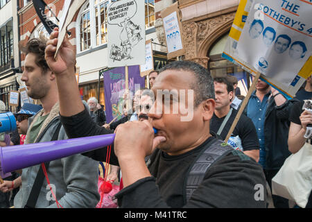 Regno voci del mondo manifestanti di fronte Sotheby's in Old Bond St chiamando per la reintegrazione dei lavoratori licenziati per prendere parte nella scorsa settimana la protesta per la corretta malati pagare. Foto Stock