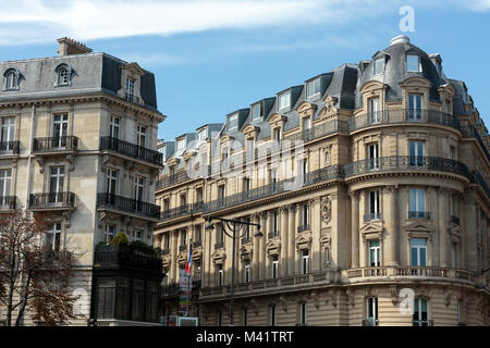 La facciata della casa tipica con balcone nel XVI arrondisement di Parigi. Francia Foto Stock