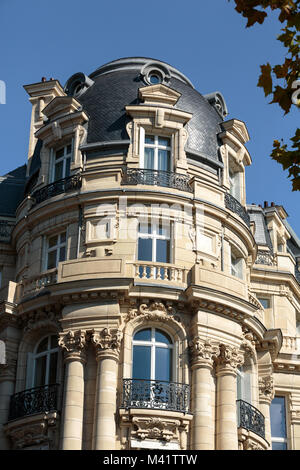 La facciata della casa tipica con balcone nel XVI arrondisement di Parigi. Francia Foto Stock