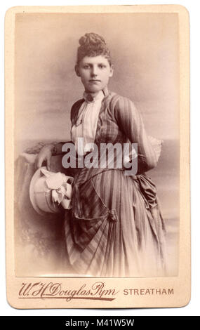 Amy Stringer: formale Victorian ritratto in studio realizzato nel 1890 circa Foto Stock