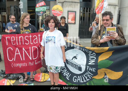 Christine, uno di Glasgow all unisono Caseworkers senzatetto che sono stati in sciopero per 14 settimane che è venuto e ha parlato presso la Galleria Nazionale di sciopero rally pone di fronte i banner. Foto Stock