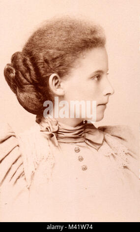 Costanza Jupp, nato 1877; fotografia fatta circa 1895 sul retro della scheda studio è stampato: 'Silver medaglia per i ritratti di bambini e Diploma d'onore, Douglas Pym FRP, Belle Vue Studios, Streatham, S.W.' Connie sarebbe stato di circa 18 quando questo studio formale ritratto è stata effettuata. Foto Stock