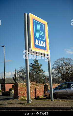 Negozio alimentare Aldi con segno in Leominster Regno Unito. Negozio di fronte. Foto Stock