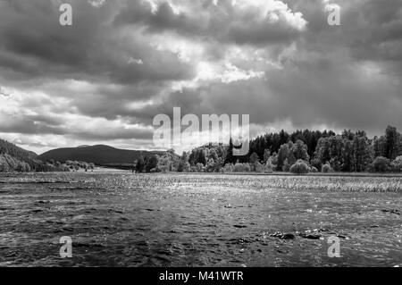 Una immagine in bianco e nero di Loch Pityoulish vicino a Aviemore in Scozia. Per l'immagine a colori vedere JCEWRT. 04 Giugno 2017 Foto Stock
