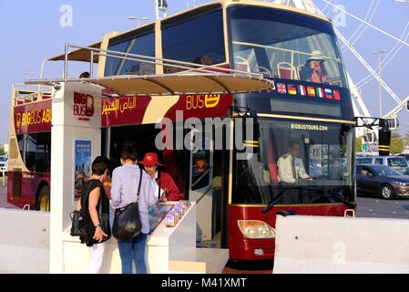 Clienti in cerca di informazioni e potrebbe essere l'acquisto di biglietti a Big Bus Tour Abu Dhabi - Abu Dhabi hop-on hop-off tour in autobus vi permettono di esplorare la esplorare la capitale degli Emirati Arabi Uniti. Foto Stock