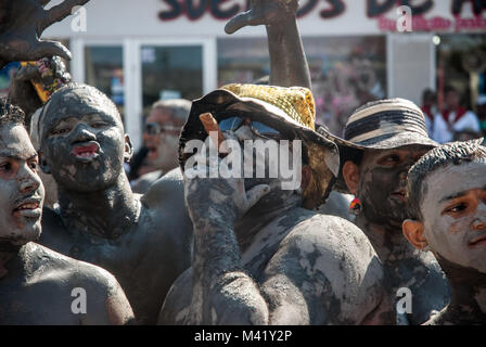 Un gruppo di giovani uomini coperto di fango festeggia il carnevale di Barranquilla Foto Stock