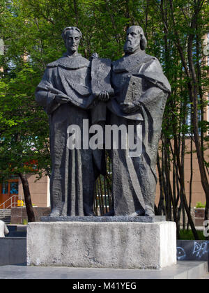 A Murmansk, Russia - Giugno 19, 2013, monumento ai creatori del alfabeto slavo i santi Cirillo e Metodio Foto Stock