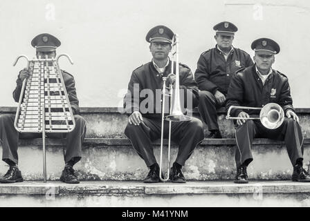 Gli uomini da una fascia in divisa che posano con i loro strumenti musicali in Guaranda, Ecuador Foto Stock