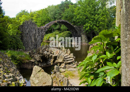 Un romantico Ponte devils fatta di pietre in un parco in Germania. Foto Stock