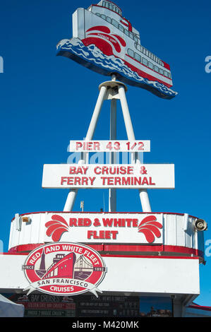 San Francisco, CA - Febbraio 03: San Francisco il bianco e il rosso flotta Foto Stock