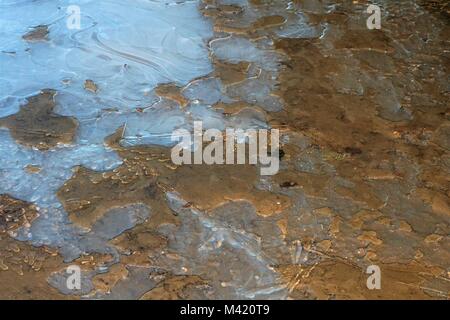 Pozzanghere congelate in campagna in inverno Foto Stock