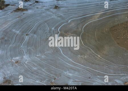 Pozzanghere congelate in campagna in inverno Foto Stock