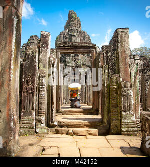 Il Buddha shrin in Prasat tempio Bayon in Angkor Thom, vicino a Siem Reap, Cambogia Foto Stock