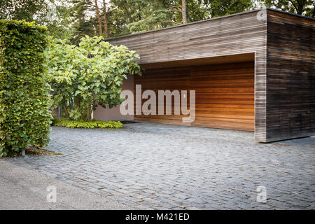 Bel garage auto sul paesaggio della Svizzera Foto Stock