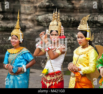 SIEM REAP, Cambogia - Nov 20, 2013: Un cambogiani non identificato in abito nazionale pone per turisti in Angkor Wat, il Nov 20, 2013, Siem Reap, Cambo Foto Stock